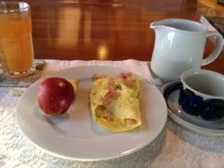 Ham omelette w: cider + apple