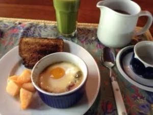 Flamenco eggs w: green smoothie