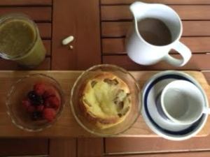 Toad in the Hole w: berries & Gr Smoothie