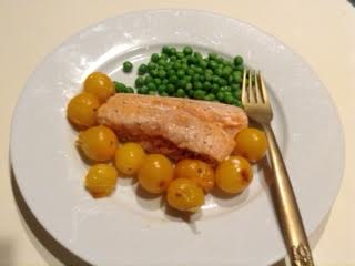 Roasted salmon w: yellow tomatoes &amp; peas